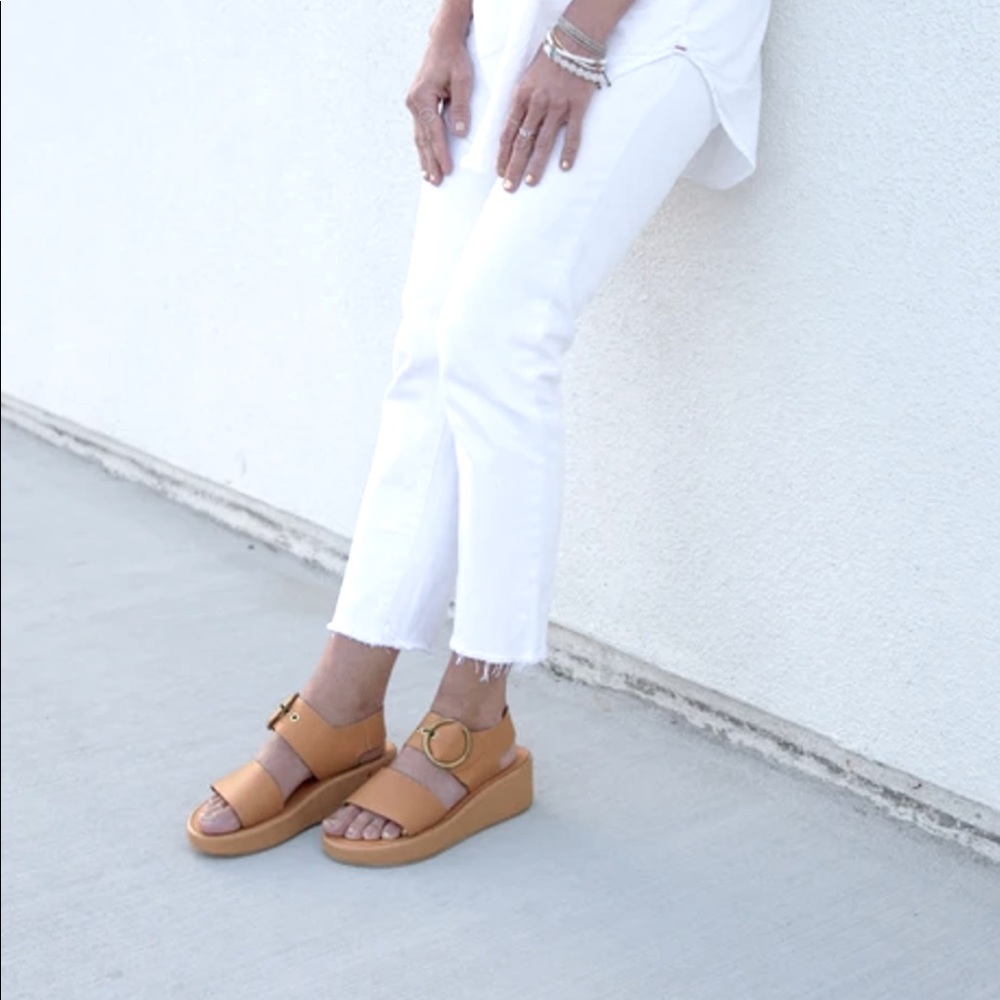 Beek • Swan platform sandals